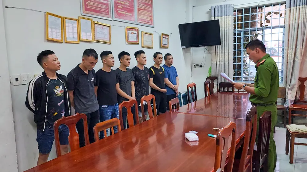 Cơ quan CSĐT Công an TP Rạch Giá, tỉnh Kiên Giang tống đạt lệnh bắt tạm giam bảy bị can về tội cố ý gây thương tích. Ảnh: VĂN VŨ