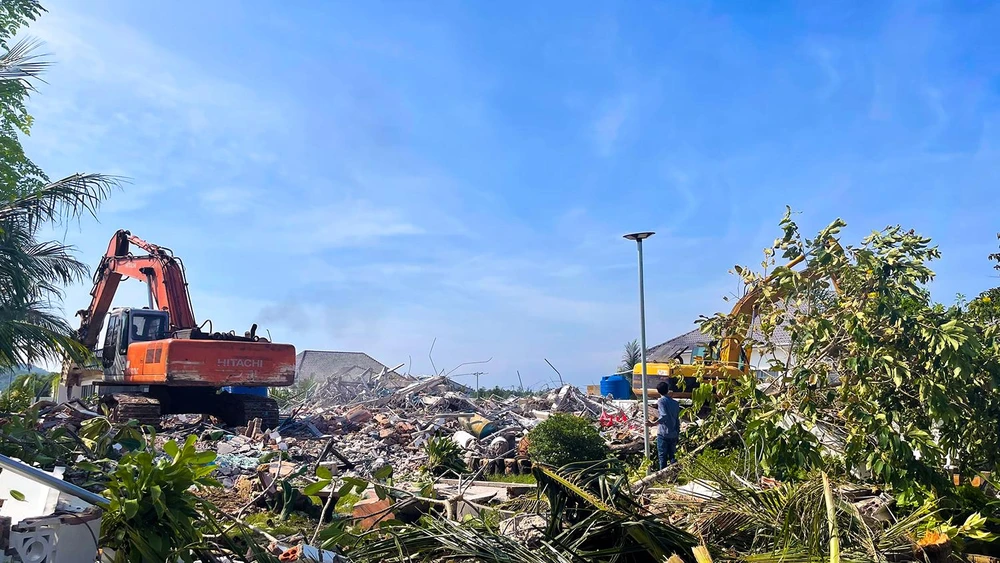 Ngày 9-11, chính quyền TP Phú Quốc đã tổ chức đoàn đến cưỡng chế hai trong số 79 căn biệt thự xây dựng trái phép trên đất bao chiếm tại xã Dương Tơ. Ảnh: HOÀNG DUNG