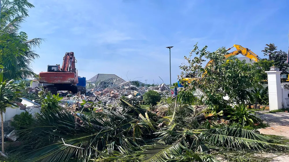 Chính quyền TP Phú Quốc đã tổ chức đoàn đến cưỡng chế 2/79 căn biệt thự xây dựng trái phép trên đất bao chiếm tại xã Dương Tơ. Ảnh: HOÀNG DUNG