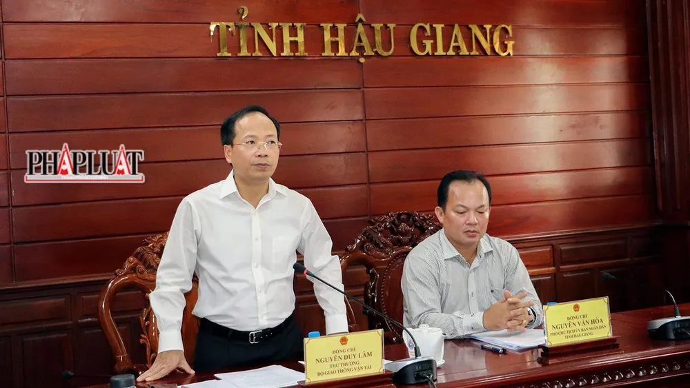 Thứ trưởng Bộ GTVT đề nghị lãnh đạo TP Cần Thơ và tỉnh Cà Mau tập trung hơn nữa, quyết liệt chỉ đạo để đẩy nhanh tiến độ giải phóng mặt bằng cho dự án. Ảnh: CHÂU ANH