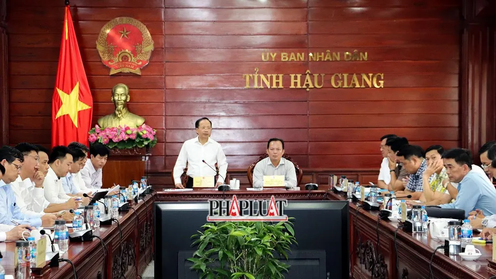 Theo đánh giá, tiến độ giải phóng mặt bằng của TP Cần Thơ và tỉnh Cà Mau, hai địa phương đầu tuyến và cuối tuyến còn đang chậm. Ảnh: CHÂU ANH