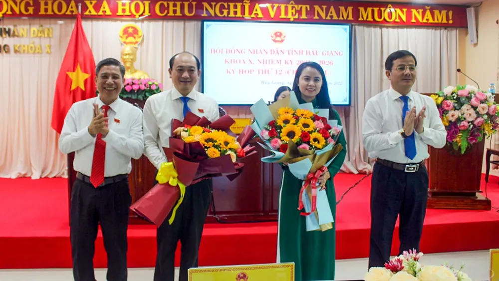 Bà Võ Thị Mỹ Trang được bầu giữ chức Phó Chủ tịch HĐND tỉnh và ông Trần Thanh Lâm (thứ hai từ trái sang), được bầu giữ chức Trưởng Ban Pháp chế HĐND tỉnh. Ảnh: BẢO BẢO