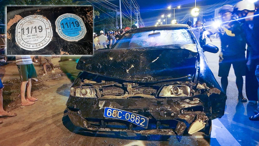 Hiện trường vụ tai nạn làm một nữ sinh tử vong (ảnh lớn), theo tem đăng kiểm dán trên kính ô tô, phương tiện này đã hết hạn đăng kiểm từ tháng 11-2019 (ảnh nhỏ). Ảnh NGUYỄN KHÁNH