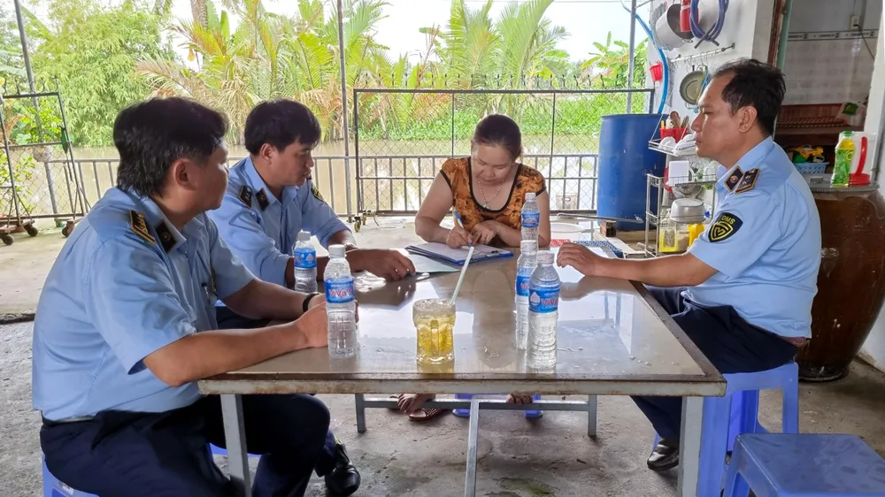 Đội QLTT số 4 (thuộc Cục QLTT tỉnh Hậu Giang) tuyên truyền và ký cam kết đối với doanh nghiệp kinh doanh xăng dầu trên địa bàn huyện Long Mỹ và thị xã Long Mỹ. Ảnh: DMS Hậu Giang