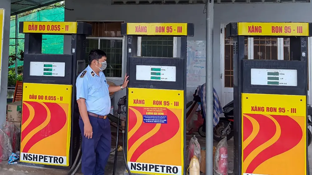 UBND tỉnh Kiên Giang yêu cầu thủ trưởng cơ quan QLTT chịu trách nhiệm toàn diện trong việc chỉ đạo, tổ chức công tác giám sát, kiểm tra, xử lý vi phạm trong kinh doanh xăng dầu. Ảnh minh họa: DMS Kiên Giang