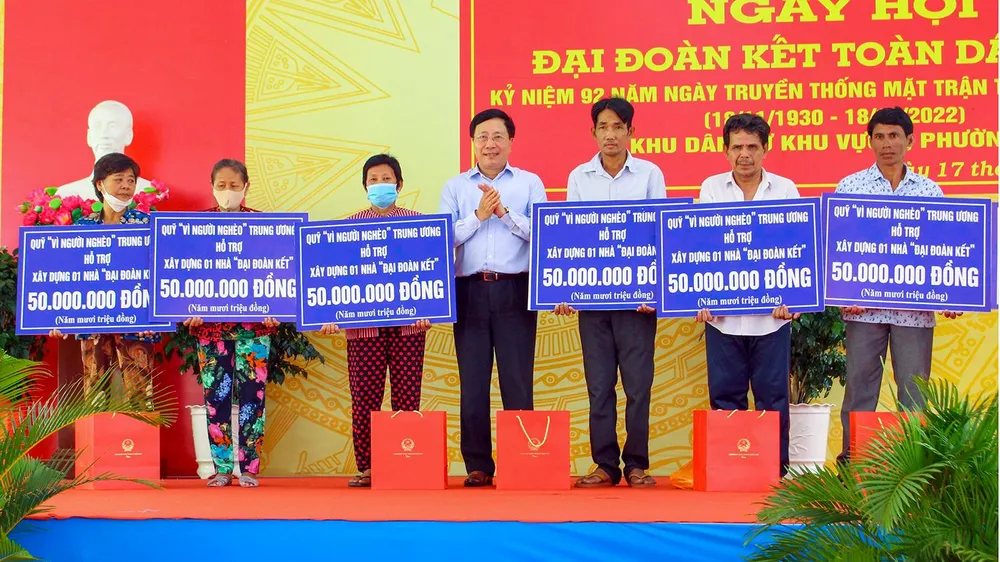 Phó Thủ tướng Thường trực Chính phủ Phạm Bình Minh trao hỗ trợ 10 căn nhà đại đoàn kết, mỗi căn trị giá 50 triệu đồng cho các hộ nghèo trên địa bàn tỉnh Hậu Giang. Ảnh: BT