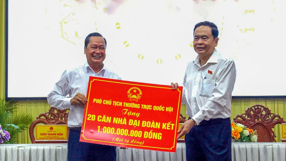 Ông Trần Thanh Mẫn, Phó Chủ tịch Thường trực Quốc hội tặng 20 căn nhà Đại Đoàn kết cho các hộ nghèo trên địa bàn huyện Phụng Hiệp, tỉnh Hậu Giang. Ảnh: TS