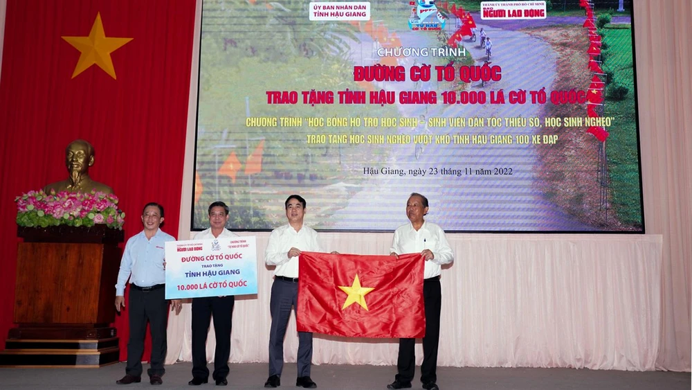 Trao 10.000 lá cờ Tổ quốc cho tỉnh Hậu Giang để thực hiện đường cờ Tổ quốc. Ảnh: CT
