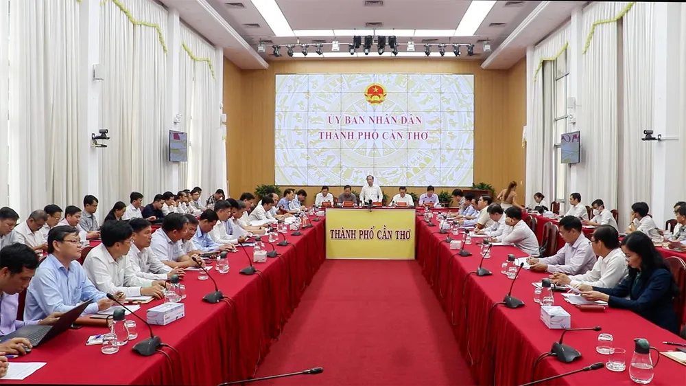 Thứ trưởng Bộ GTVT Nguyễn Duy Lâm làm việc với các địa phương về tình hình triển khai thực hiện cao tốc Châu Đốc - Cần Thơ - Sóc Trăng. Ảnh: CHÂU ANH