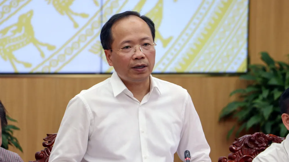 Thứ trưởng Bộ GTVT Nguyễn Duy Lâm yêu cầu Ban Quản lý dự án Mỹ Thuận phối hợp cùng địa phương nghiên cứu, rà soát, đề xuất vị trí, quy mô, phương án đầu tư các trạm dừng nghỉ trên cao tốc sao cho phù hợp. Ảnh: CHÂU ANH