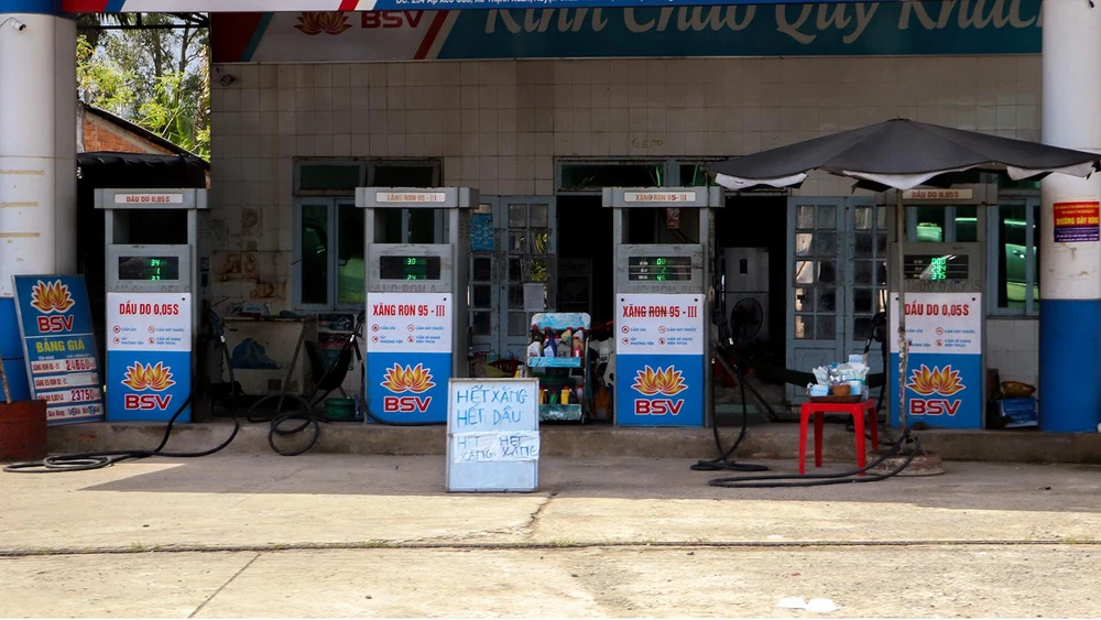 Sở Công Thương tỉnh Hậu Giang cho biết mỗi ngày, trên địa bàn tỉnh có 40-45 cửa hàng xăng dầu thiếu hụt nguồn hàng. (Trong ảnh: Một cửa hàng xăng dầu ở Hậu Giang treo bảng hết hàng tại thời điểm tháng 9-2022). Ảnh: CHÂU ANH
