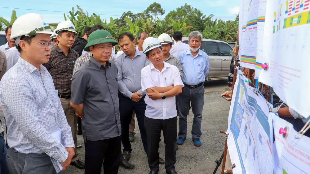 Thứ trưởng Bộ GTVT Nguyễn Duy Lâm yêu cầu chủ đầu tư phải xây dựng lại tiến độ để các nhà thầu ký cam kết. Ảnh: CHÂU ANH