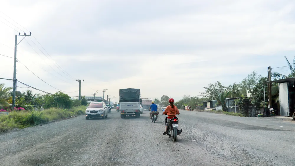 Khối lượng thi công của bốn gói thầu thuộc dự án cải tạo, nâng cấp Quốc lộ 1A đến nay đạt 54,72% giá trị hợp đồng, chậm 21,56%. Ảnh: CHÂU ANH