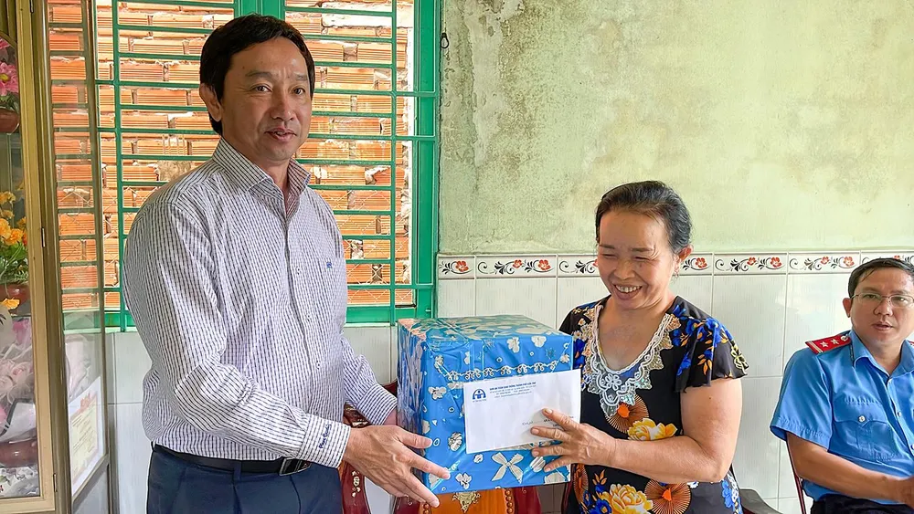 Ông Lê Tiến Dũng, Giám đốc Sở GTVT TP Cần Thơ tặng quà, động viên cho gia đình ông NVC bị tai nạn tử vong hồi cuối năm 2021. Ảnh: CHÂU ANH Ông Lê Tiến Dũng, Giám đốc Sở GTVT TP Cần Thơ tặng quà, động viên cho gia đình ông NVC bị tai nạn tử vong hồi cuối năm 2021. Ảnh: CHÂU ANH