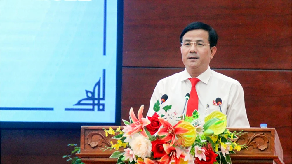 Ông Trần Văn Huyến, Phó Bí thư Thường trực Tỉnh ủy, Chủ tịch HĐND tỉnh Hậu Giang phát biểu khai mạc kỳ họp. Ảnh: BẢO AN