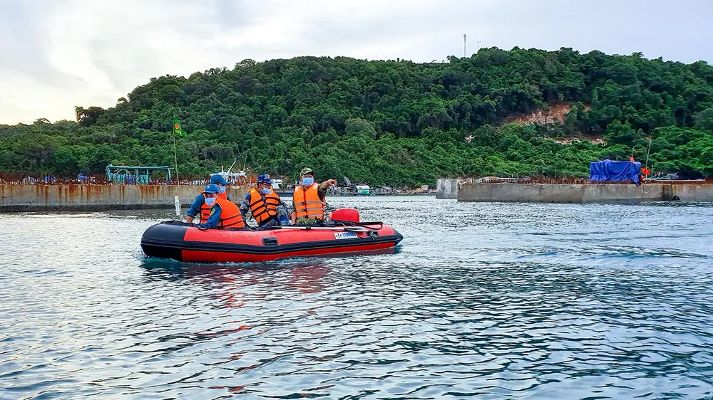UBND tỉnh Kiên Giang đề nghị Bộ Chỉ huy Bộ đội Biên phòng tỉnh tăng cường kiểm soát chặt chẽ tàu cá, kiên quyết không cho tham gia hoạt động khai thác thủy sản trên biển nếu không đảm bảo giấy tờ theo quy định. Ảnh minh họa: CHÂU ANH UBND tỉnh Kiên Giang đề nghị Bộ Chỉ huy Bộ đội Biên phòng tỉnh tăng cường kiểm soát chặt chẽ tàu cá, kiên quyết không cho tham gia hoạt động khai thác thủy sản trên biển nếu không đảm bảo giấy tờ theo quy định. Ảnh minh họa: CHÂU ANH