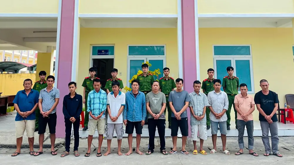 Nhóm người trong đường dây đánh bạc qua mạng vừa bị Công an Hậu Giang triệt phá. Ảnh: NHẬT TÂN