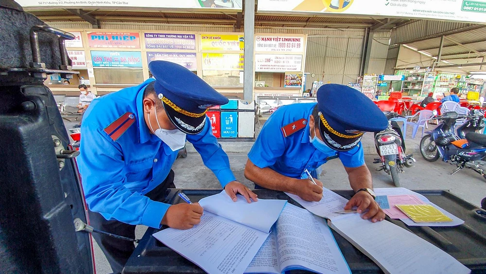 Bộ GTVT cũng đặt ra vấn đề đẩy mạnh công tác thanh tra, kiểm tra đối với hoạt động vận tải của tất cả các lĩnh vực. Ảnh minh họa: CHÂU ANH