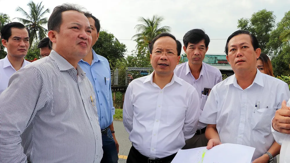 Tháng 11-2022, Thứ trưởng Bộ GTVT Nguyễn Duy Lâm cùng đoàn công tác của Bộ đến khảo sát địa điểm tổ chức lễ khởi công dự án thành phần Cần Thơ - Hậu Giang (thuộc cao tốc Cần Thơ - Cà Mau). Ảnh: CHÂU ANH