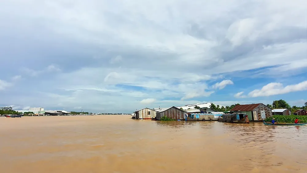 Đa số các lồng, bè nuôi cá trên sông đều chưa được cơ quan quản lý chuyên ngành thủy sản cấp giấy xác nhận đăng ký nuôi trồng theo quy định. Ảnh: CHÂU ANH