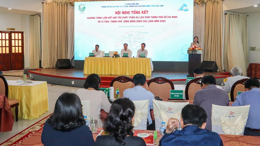 Theo Phó Chủ tịch UBND TP.HCM, lãnh đạo các đại phương cần phải ngồi lại để bàn để lựa chọn và cùng đồng lòng, một tiếng nói để quảng cáo các sản phẩm du lịch của ĐBSCL, không đi riêng lẻ nữa. Ảnh: CHÂU ANH