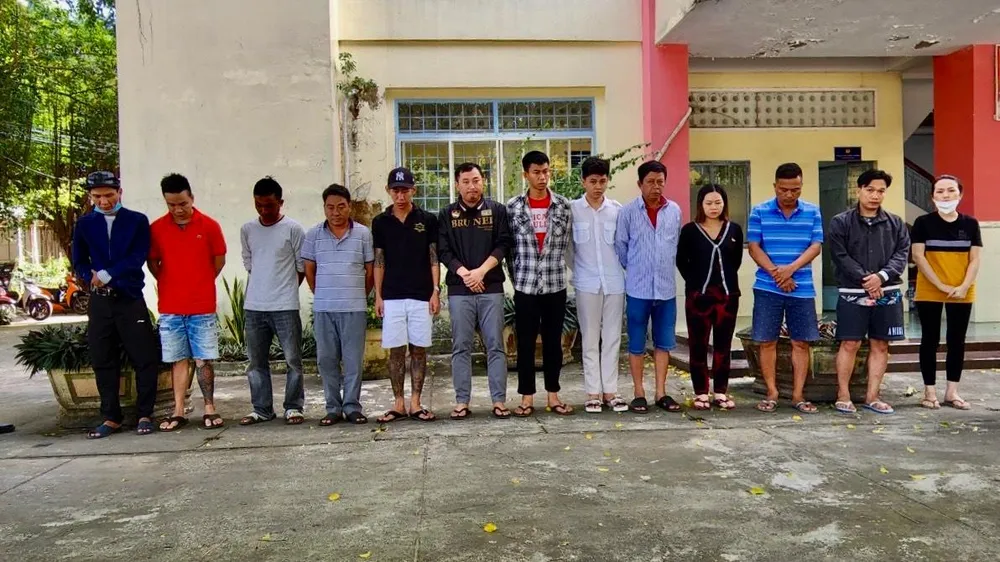 Các đối tượng trong đường dây đánh bạc công an vừa triệt phá. Ảnh: VĂN VŨ