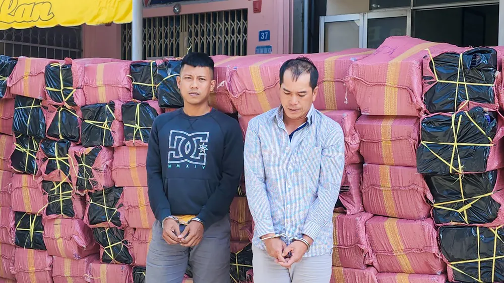 Từ trái qua: Nguyễn Sỹ Toàn và Nguyễn Văn Tuấn tại cơ quan công an. Ảnh: VĂN VŨ