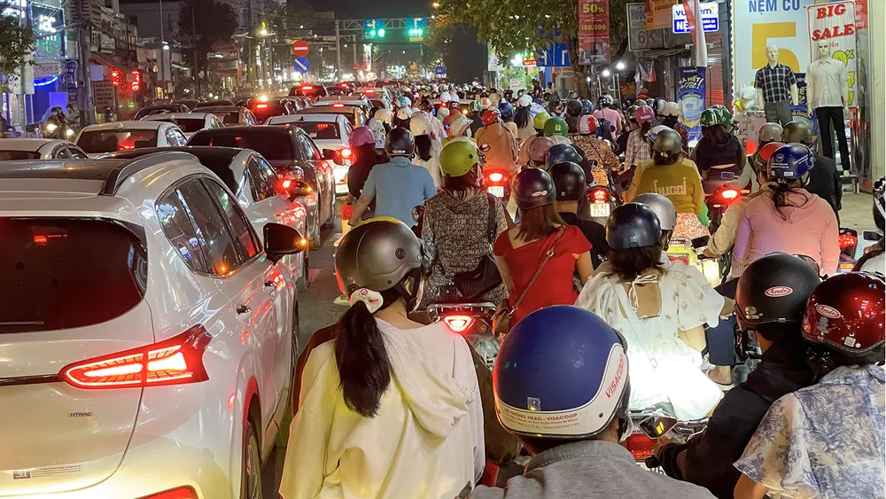 Một số tuyến đường khác như: Mậu Thân, Trần Hưng Đạo... cũng xảy ra tình trạng ùn tắc cục bộ do có đông người và phương tiện cùng xuống đường đón Giáng sinh.