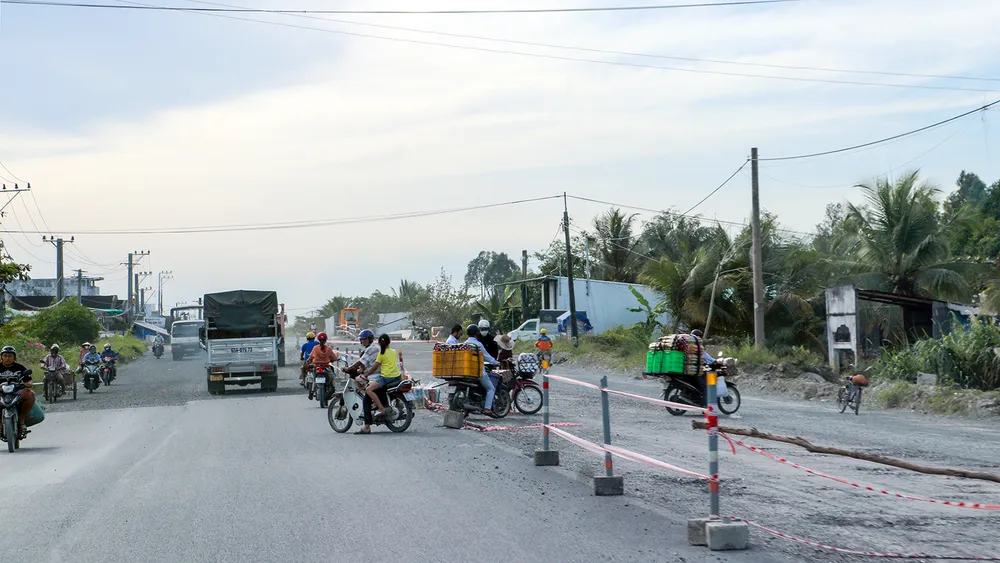 Dự án cải tạo, nâng cấp Quốc lộ 1A, đoạn từ tỉnh Hậu Giang đến tỉnh Sóc Trăng, được điều chỉnh thời gian thực hiện đến hết quý II-2023 (Ảnh chụp đầu tháng 12-2022). Ảnh: CHÂU ANH Dự án cải tạo, nâng cấp Quốc lộ 1A, đoạn từ tỉnh Hậu Giang đến tỉnh Sóc Trăng, được điều chỉnh thời gian thực hiện đến hết quý II-2023 (Ảnh chụp đầu tháng 12-2022). Ảnh: CHÂU ANH