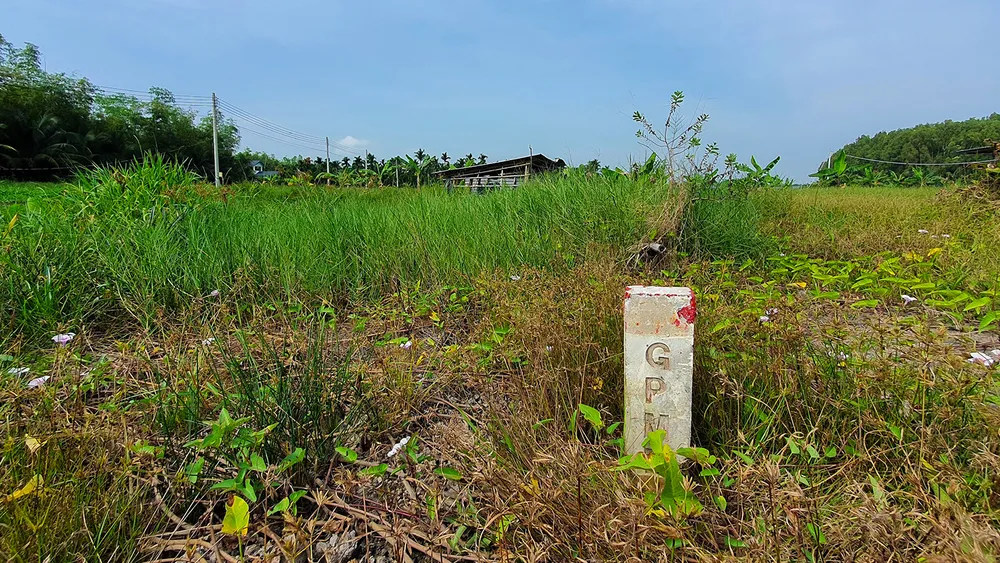 Tháng 8-2022, UBND tỉnh Hậu Giang thống nhất quy mô đầu tư bốn khu tái định cư cho các hộ dân bị ảnh hưởng bởi dự án, tổng mức đầu tư dự kiến khoảng 246 tỉ đồng. Đó là: khu tái định cư thị trấn Ngã Sáu (huyện Châu Thành), khu tái định cư thị trấn Vĩnh Viễn (huyện Long Mỹ), khu tái định cư thị trấn Nàng Mau (huyện Vị Thủy) và khu tái định cư xã Bình Thành (huyện Phụng Hiệp).