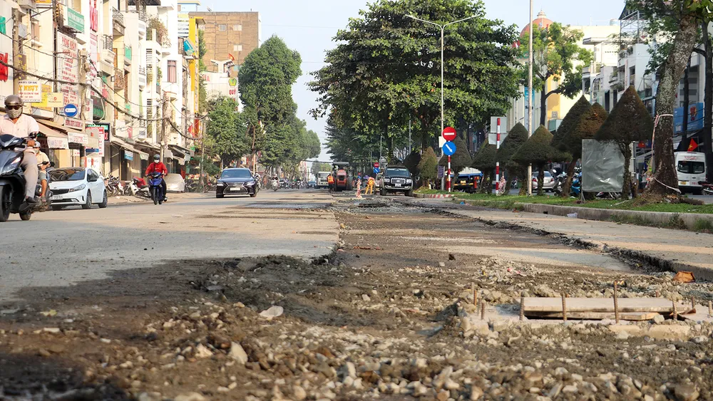 Ghi nhận trong ngày 31-12, ba tuyến đường ở quận Ninh Kiều là đường Nguyễn An Ninh, Nguyễn Thái Học, Nam Kỳ Khởi Nghĩa còn ngổn ngang do đang thi công. Thậm chí, đơn vị thi công không hề lắp đặt rào chắn, biển cảnh báo khiến việc lưu thông của người dân rất khó khăn.