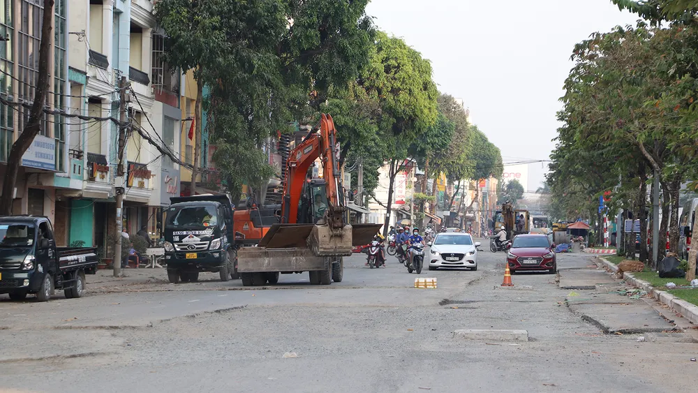 Nhiều nơi, thi công không đảm bảo an toàn, phương tiện thi công vô tư lưu thông cùng phương tiện của người dân, tiềm ẩn nguy cơ tai nạn.