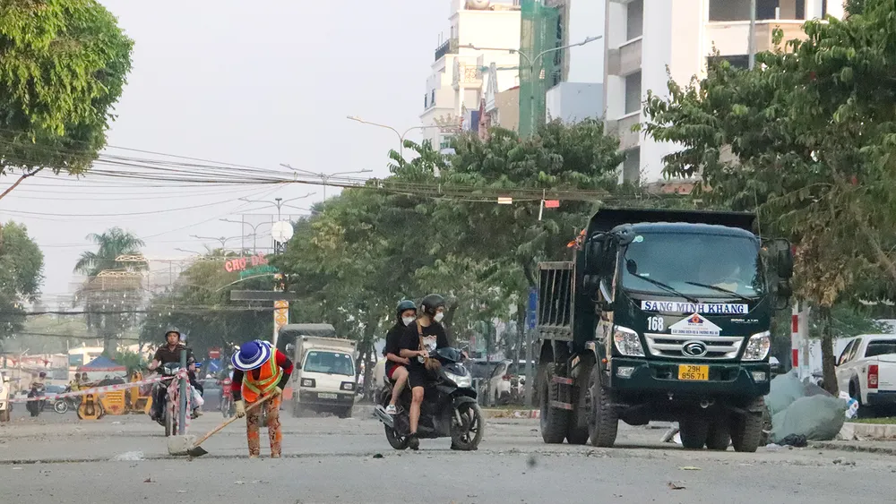 Nhiều người dân sống trên các tuyến đường có công trình đang thi công ngán ngẩm kể nhiều tháng nay họ phải sống cùng cảnh bụi bặm. Đáng nói, các tuyến đang thi công là các trục đường chính chính của Cần Thơ dẫn đến bến Ninh Kiều.