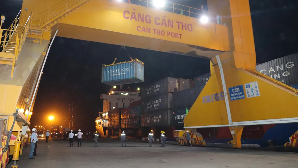 Đây là lần đầu tiên cảng Cái Cui đón tàu Tan Cang Foundation cập cảng và cũng là chuyến tàu container đầu tiên kể từ lúc thành lập cảng đến nay. Ảnh: CHÂU ANH Đây là lần đầu tiên cảng Cái Cui đón tàu Tan Cang Foundation cập cảng và cũng là chuyến tàu container đầu tiên kể từ lúc thành lập cảng đến nay. Ảnh: CHÂU ANH
