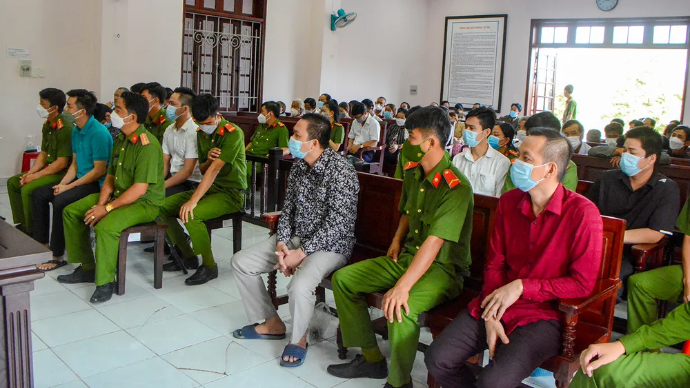 Năm qua, nhiều vụ án dư luận quan tâm được toàn hai cấp ở Hậu Giang đưa ra xét xử kịp thời, như vụ Võ Thanh Long và các đồng phạm lừa đảo chiếm đoạt tài sản 817 bị hại ở nhiều tỉnh thành, với số tiền gần 160 tỉ đồng. Ảnh: CHÂU ANH