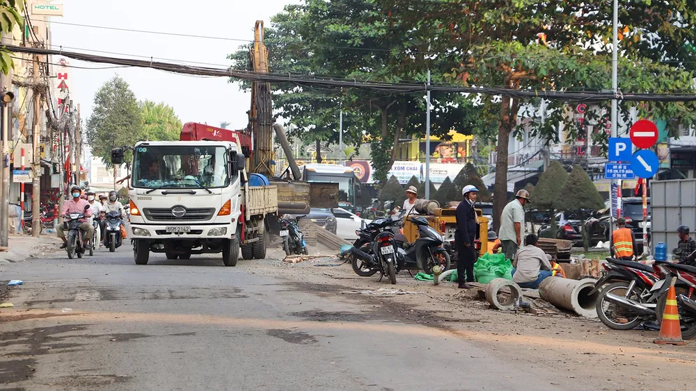Nhiều người bày tỏ băn khoăn không biết đơn vị thi công có hoàn trả mặt bằng để người dân lưu thông trước Tết Nguyên đán hay không? (Ảnh chụp ngày 31-12-2022). Ảnh: CHÂU ANH Nhiều người bày tỏ băn khoăn không biết đơn vị thi công có hoàn trả mặt bằng để người dân lưu thông trước Tết Nguyên đán hay không? (Ảnh chụp ngày 31-12-2022). Ảnh: CHÂU ANH