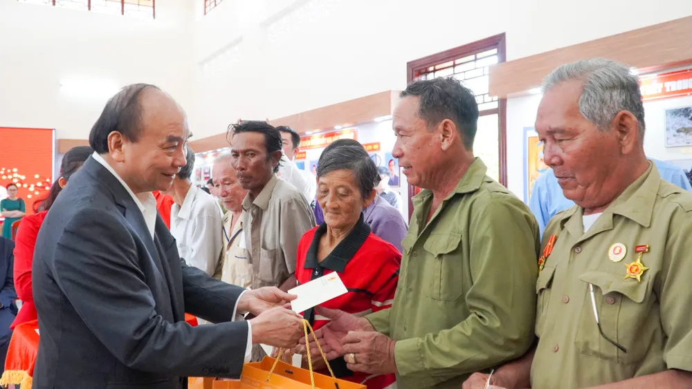 Chủ tịch nước trao tặng nhiều phần quà tết cho gia đình chính sách, hộ nghèo, hoàn cảnh khó khăn trên địa bàn huyện Hòn Đất. Ảnh: HM