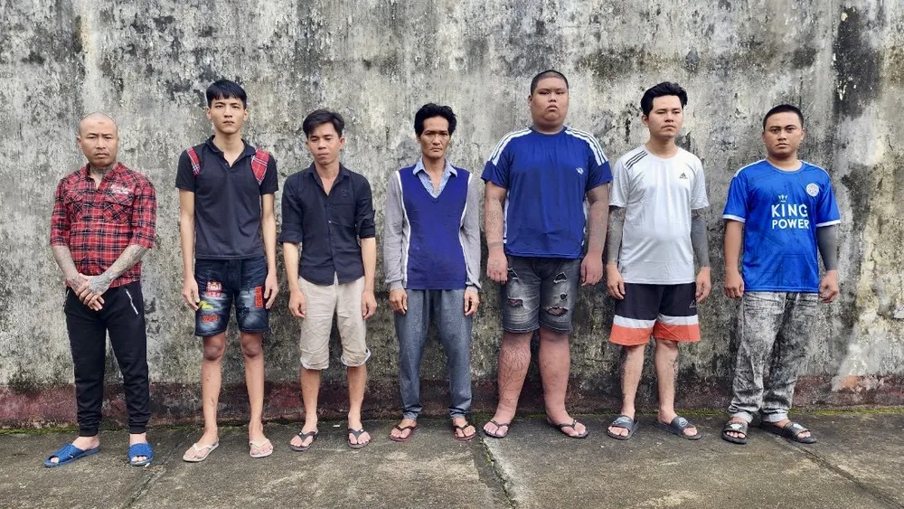 Ngày đầu ra quân, Tổ công tác đã phát hiện và bắt giữ bảy đối tượng cùng nhiều hung khí. Ảnh: VĂN VŨ Ngày đầu ra quân, Tổ công tác đã phát hiện và bắt giữ bảy đối tượng cùng nhiều hung khí. Ảnh: VĂN VŨ