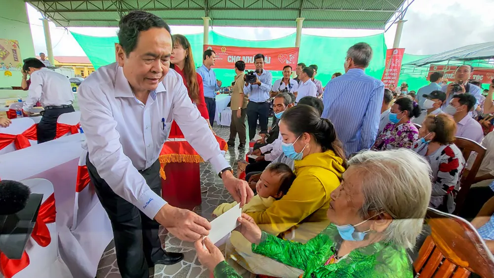 Phó Chủ tịch Thường trực Quốc hội Trần Thanh Mẫn thăm và tặng quà cho các gia đình chính sách, người có công, hộ nghèo trên địa bàn tỉnh Bạc Liêu dịp Tết Nguyên đán. Ảnh: VC