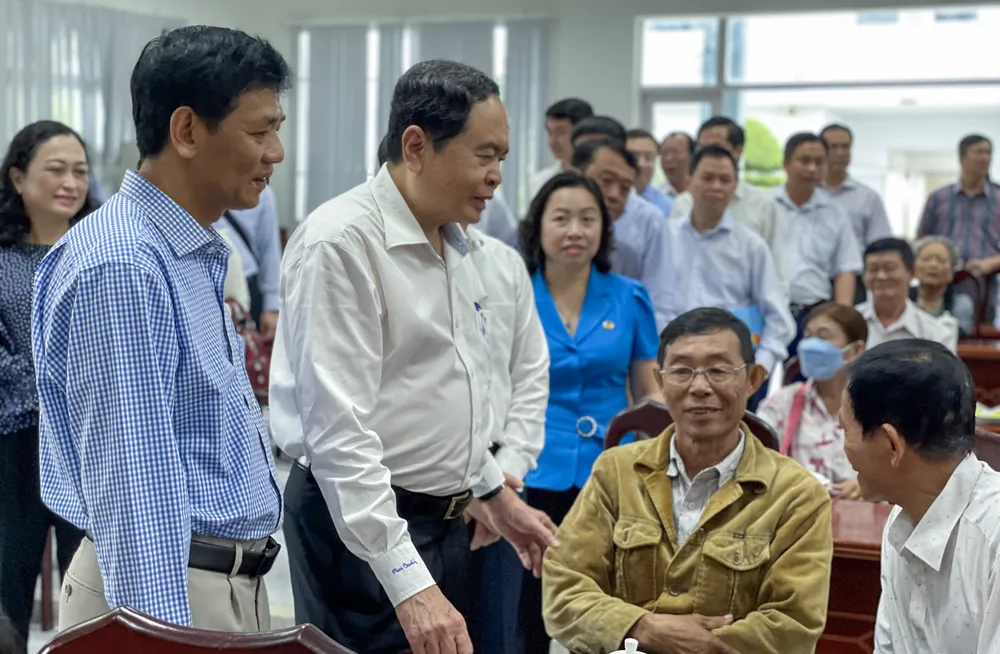 Tại buổi gặp, Phó Chủ tịch Thường trực Quốc hội ân cần thăm hỏi và gửi lời chúc các gia đình chính sách, người có công, hộ nghèo có một mùa xuân vui tươi, an lành, tiết kiệm. Ảnh: VC