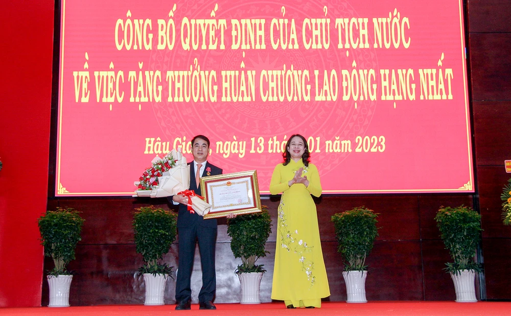 Bà Võ Thị Ánh Xuân, Phó Chủ tịch nước Cộng hòa XHCN Việt Nam, trao Huân chương Lao động hạng Nhất cho Bí thư Tỉnh ủy Hậu Giang Nghiêm Xuân Thành. Ảnh: PN