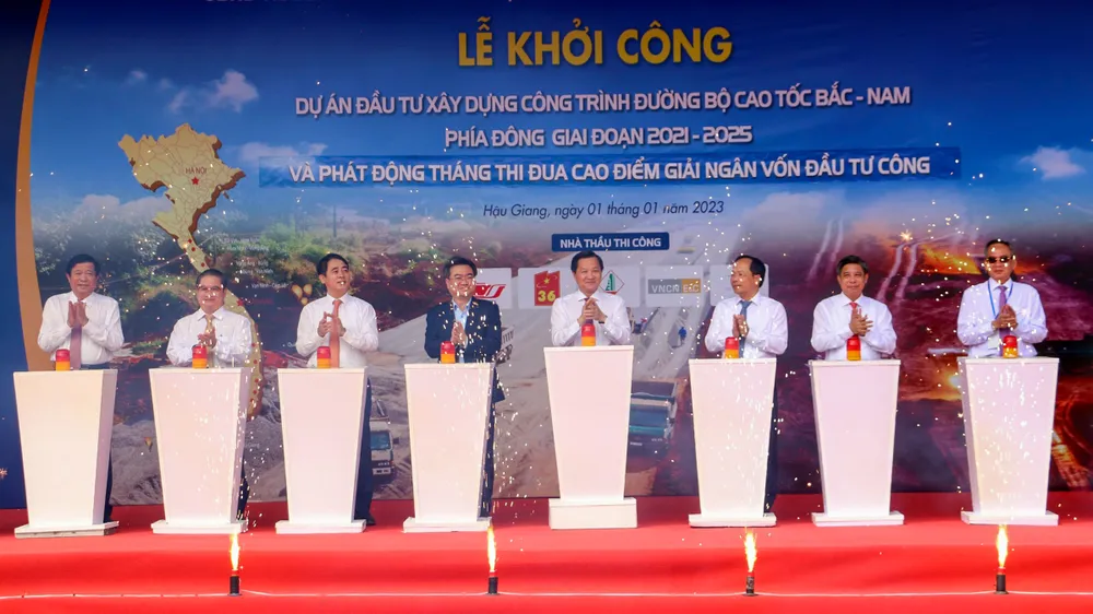 Phó Thủ tướng Lê Minh Khái cũng lãnh đạo các Bộ ngành và các tỉnh thực hiện nghi thức khởi công dự án thành phần Cần Thơ - Hậu Giang. Ảnh: CHÂU ANH