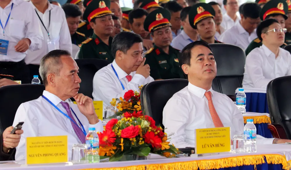 Ông Nghiêm Xuân Thành (bìa phải), Bí thư Tỉnh ủy Hậu Giang: &quot;Đại lộ sinh đại phú”, Hậu Giang xác định dự án đường bộ cao tốc Bắc - Nam phía Đông giai đoạn 2 đoạn Cần Thơ - Cà Mau sẽ là cơ hội để tỉnh bức tốc, phát triển trong thời gian tới&quot;. Ảnh: CHÂU ANH