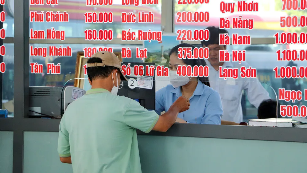 Lác đác người dân mua vé về quê, không có cảnh chen chúc xếp hàng như những năm trước.