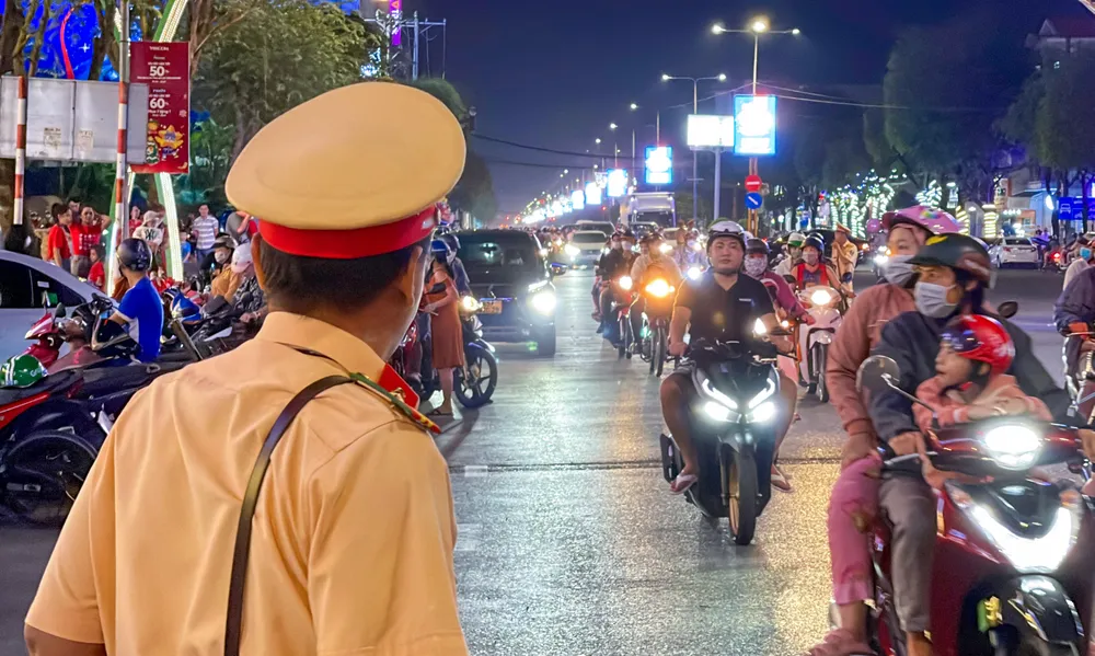 Công an TP cũng phối hợp với các cơ quan liên quan để tổ chức tuyên truyền, tuần tra kiểm soát, bảo đảm an ninh, an toàn chương trình lễ, hội, các hoạt động Mừng Đảng – Mừng Xuân trên địa bàn TP. Ảnh: CHÂU ANH