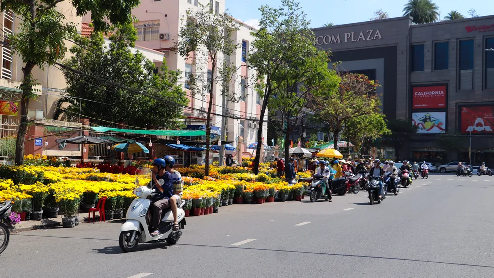 Trưa 21-1 (nhằm 30 tháng Chạp), dạo quanh một số địa điểm kinh doanh hoa ở quận Ninh Kiều (TP Cần Thơ), hoa vẫn đầy ắp, người mua đông đúc. Thế nhưng, theo ghi nhận tại chợ hoa trên đường Trần Văn Hoài, bến Ninh Kiều, Hồ Xáng Thổi... hầu hết bà con kinh doanh đều than ế ẩm.