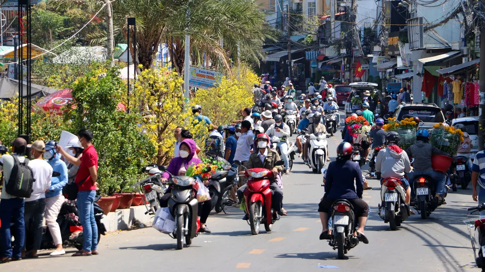 Theo bà con kinh doanh hoa Tết, trưa 30 tháng Chạp là phải giao trả mặt bằng, thế nhưng lượng hoa còn khá nhiều, nhiều người đang lo lắng không biết phải làm thế nào vì chở về thì tốn thêm chi phí, còn bỏ lại thì cũng không được.