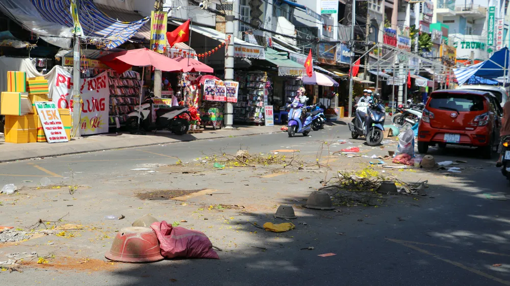 “Thời tiết năm nay không thuận lợi, hoa kiểng hầu như không đạt năng suất. Thêm vào đó, tình hình kinh tế khá khó khăn nên người dân mua sắm Tết cũng tính toán cẩn thận, kéo theo bà con trồng hoa, kinh doanh hoa cũng khó khăn theo” - một hộ kinh doanh hoa nhận xét.