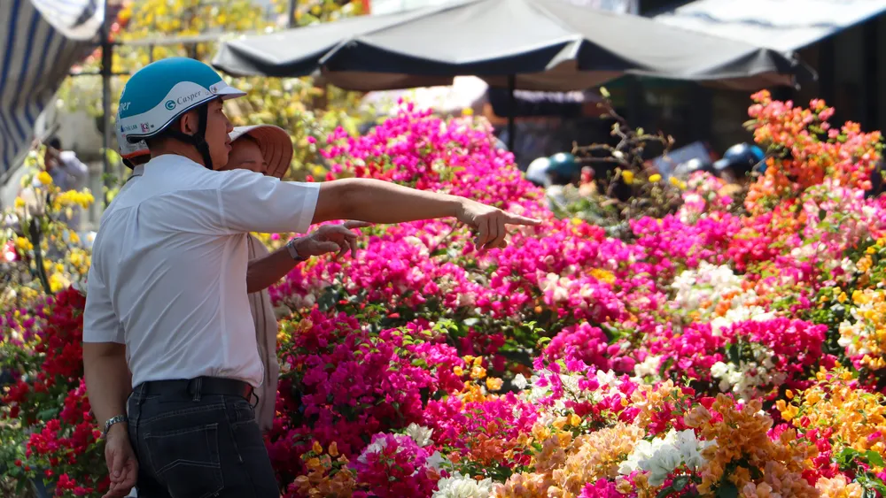 Giải thích về lý do mãi đến 30 Tết mới mua sắm hoa, bà Tuyết Mai (ngụ quận Ninh Kiều) chia sẻ: &quot;Năm nay tình hình kinh tế không thuận lợi nên gia đình lo sắm sửa đồ ăn uống trước rồi mới đến hoa trang hoàng nhà cửa. Vả lại mấy ngày trước đi xem thấy giá cao quá, mà bỏ ra hàng triệu đồng trưng mấy ngày Tết rồi bỏ cũng thấy phí, nên trưa nay tôi đi mua xem có rẻ được phần nào đỡ phần đó&quot;.