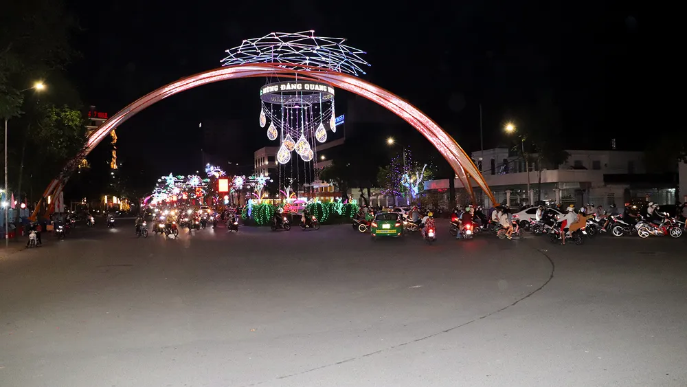 Không chỉ người dân TP Cần Thơ mà còn nhiều người ở các tỉnh lân cận như, Hậu Giang, Vĩnh Long... cũng đến Cần Thơ đón giao thừa nên lượng phương tiện lưu thông tăng đột biến. Tuy nhiên, lực lượng chức năng TP làm tốt công tác phân luồng nên không xảy ra ùn tắc.